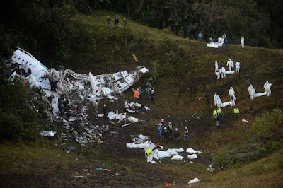 Avião que levava a Chapecoense não deveria ter feito a rota sem parar para abastecer, dizem especialistas  