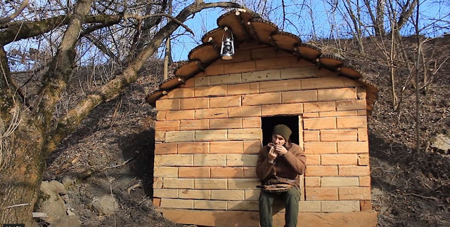 Réalisation d'un abri de survie, près d'un lac, en Ukraine, avant la guerre