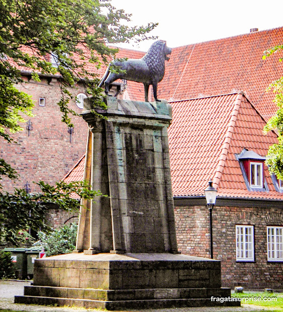 Monumento a Henrique, o Leão, nos jardins da Catedral de Lübeck