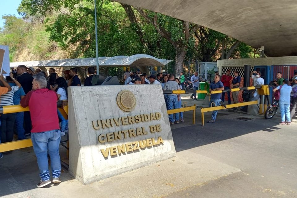 Trabajadores de la UCV protestaron en la Puerta Tamanaco