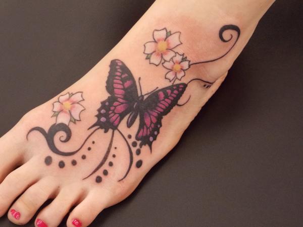 A mais bela borboleta desenho de tatuagem para as mulheres em pé, olhar muito agradável, você vai adorar este projeto