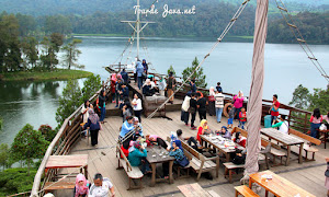 pinisi resto merupakan salah satu destinasi terbaik dikota bandung selatan