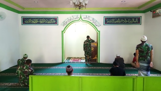 Anggota Satgas TMMD Reguler ke 104 Kumandangkan Adzan Dzuhur