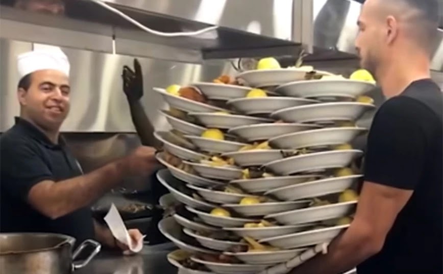 Σερβιτόρος κουβαλάει 31 πιάτα και το κάνει να μοιάζει παιχνιδάκι