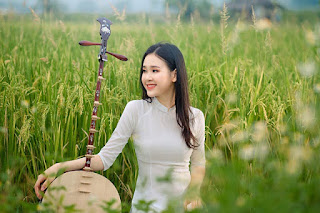 Á khôi Sinh viên Việt Nam khoe nét xuân thì bên cánh đồng lúa