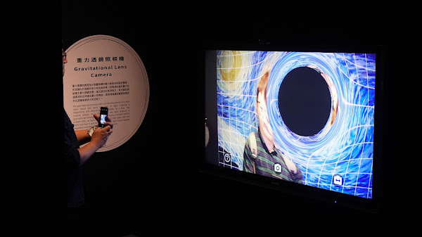 ▲「重力透鏡照相機」互動式展件，可呈現黑洞產生強大重力的透鏡效應。（記者林明佑攝）