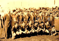 F. C. BARCELONA. Temporada 1951-52. Fernando Daucik (entrenador), Ramallets, Calvet, Biosca, Seguer, Gonzalvo III, Aldecoa; Basora, Kubala, Vila, Moreno, Nicolau y Ángel Mur (masajista). CLUB ATLÉTICO TETUÁN 2 C. F. BARCELONA 5. 13/04/1952. Campeonato de Liga de 1ª División, jornada 30. Tetuán, España, estadio Sania Ramel. GOLES: 0-1: 25’, Nicolau. 0-2: 30’, Moreno. 0-3: 42’, Basora. 1-3: 44’, Moreno. 2-3: 58’, Chicha, de penalti. 2-4: 65’, Alarcón, en propia puerta. 2-5: Kubala, de penalti.