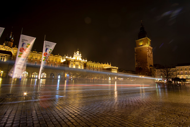 Fondaco dei tessuti e Torre del Municipio di notte-Rynek Glowny-Cracovia