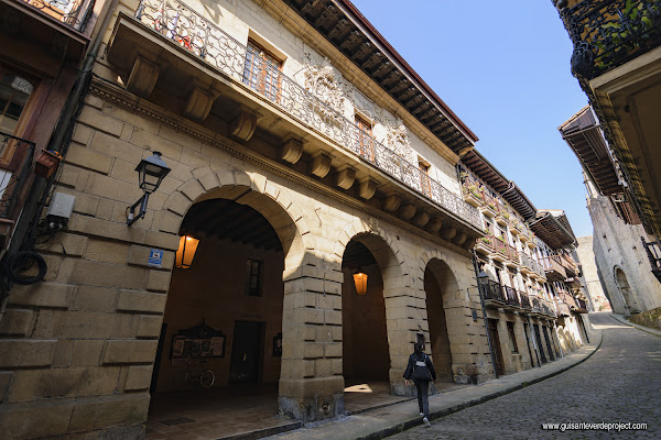 Ayuntamiento, Calle Mayor - Hondarribia, por El Guisante Verde Project