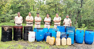 गैस टँकी के नीचे गढ़े मटके में ओर अलमारी में कच्ची शराब से भरी पोटलीया आबकारी ने की जप्त