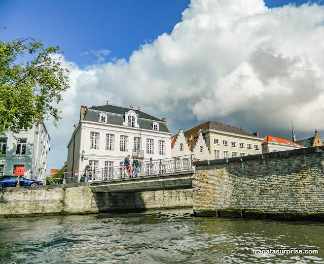 Passeio de barco pelos canais de Bruges na Bélgica