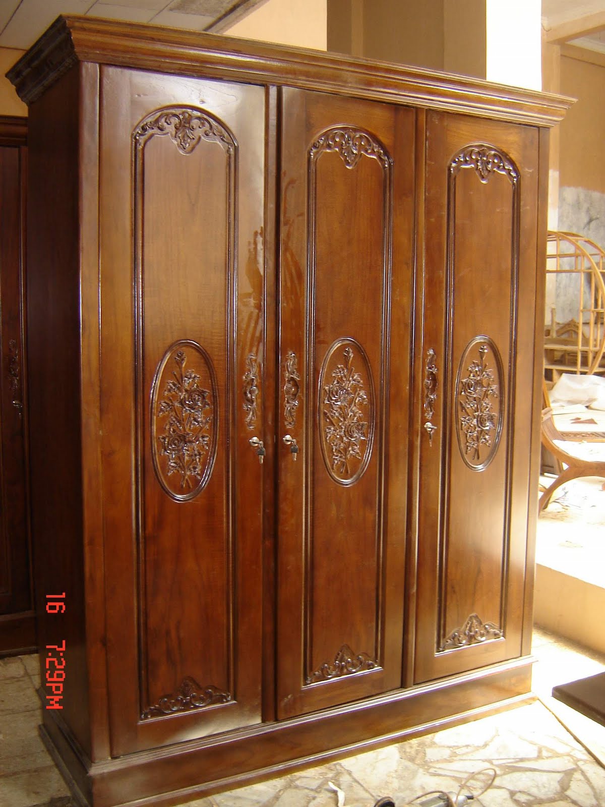 AYUJATI FURNITURE: Almari pakaian