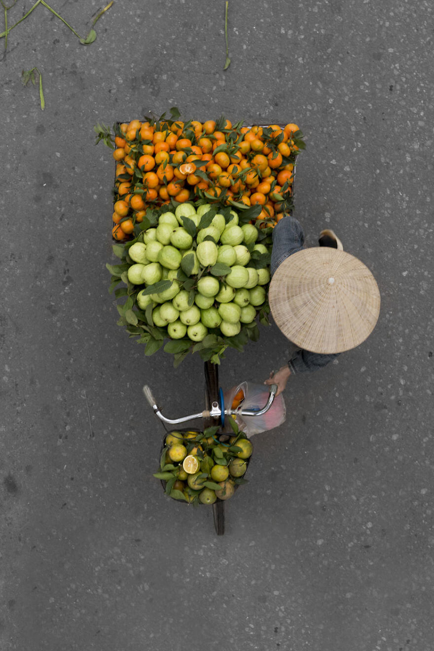 Photographer Spends Hours On Bridges And Balconies And Shoots Impressive Photos That Capture Street Vendors From Above