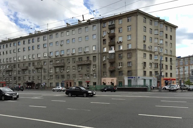 Новослободская улица, административное здание 1926 года постройки, жилой дом 1959 года постройки