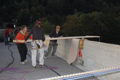 [Image: hanging_jacuzzi_from_swiss_gueuroz_bridge_10.jpg]