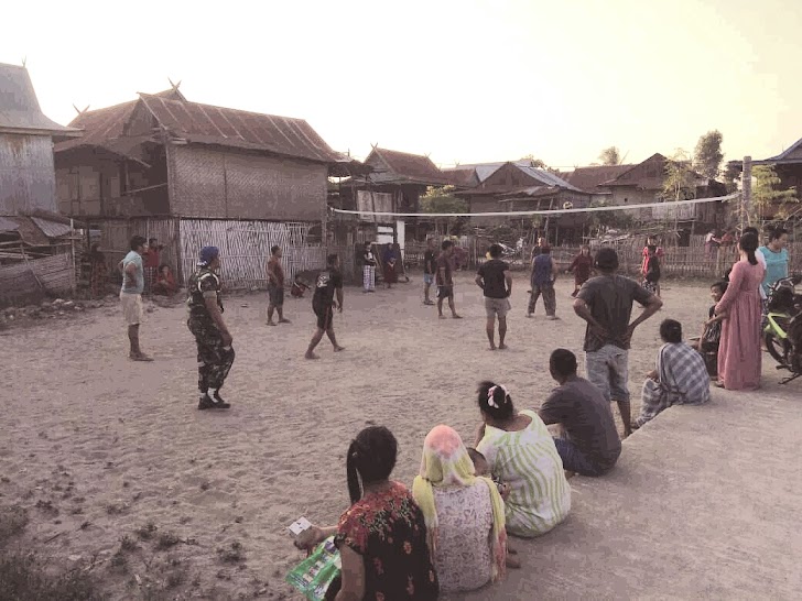 Satgas TMMD Pinrang Jalin Ke Akraban Dengan Berolah Raga Bersama Masyarakat