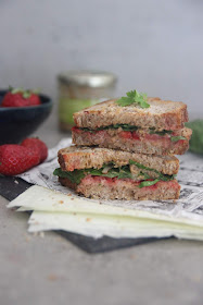 Cuillère et saladier : Sandwich grillé fraises-tapenade-blettes