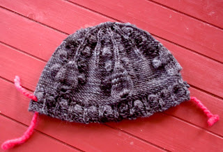 Droplet hat in Aracunia Nature Wool