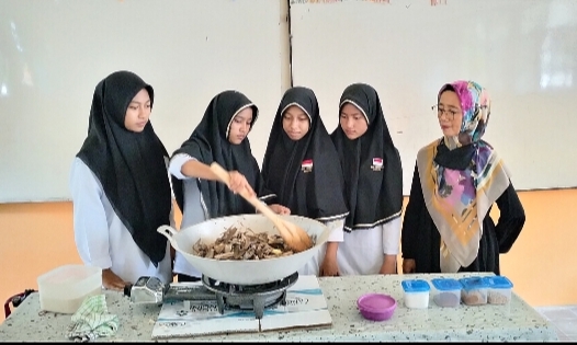 Yummy! Siswa dan Guru SMAN 3 Bireuen Masak Kuah Kari Jantong Pisang