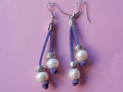 pendientes en antelina color morado y perlas