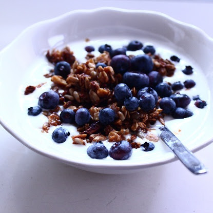 Śniadanie: domowa granola + jogurt naturalny+ borówki