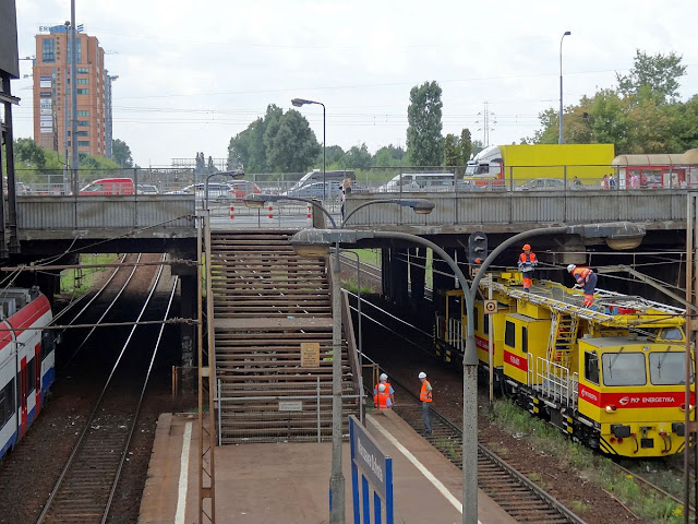 Warszawa Ochota. Naprawa sieci trakcyjnej po zerwaniu przez pantograf lokomotywy.