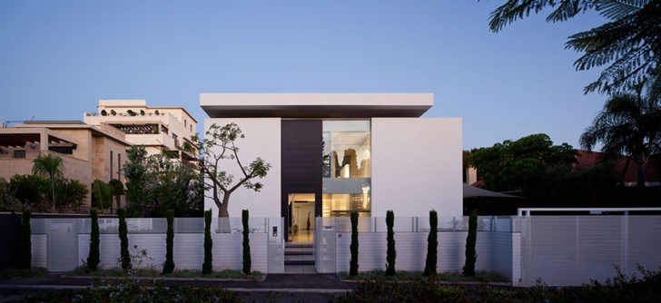 Street facade of Modern Bauhaus Mansion In Israel 