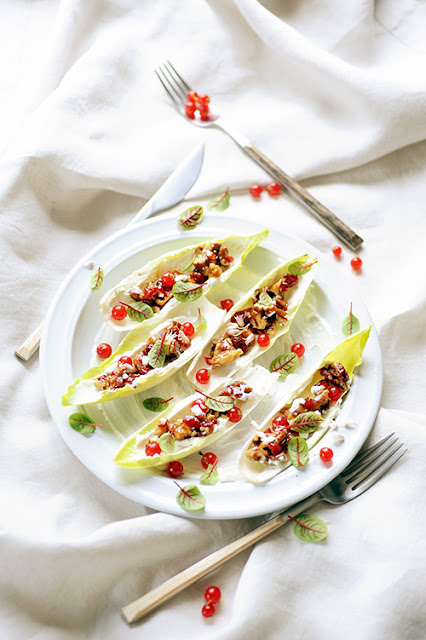 Endive à la cabrette à l'oseille rouge au noix de pécan et aux cranberries 