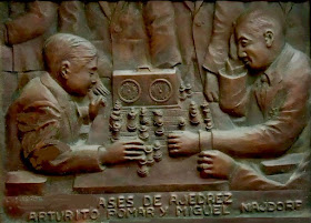 Los ajedrecistas Pomar y Najdorf en una placa de metal