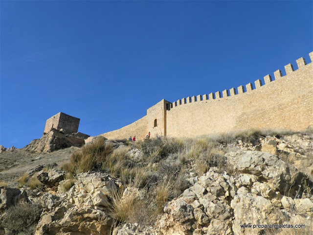 restos de la muralla y el castillo de Albarracín