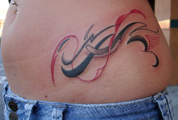 This is a fashionable tribal tattoo that gives female a nice look