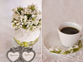 poza foto buchet de ghiocei in pahar cu dantela si rama cu inimi si cafea cu flori pe farfurie