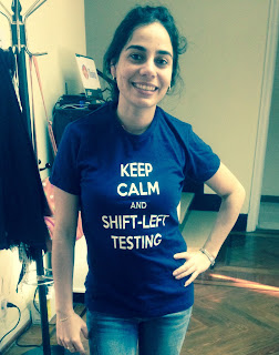 Lisandra sonriendo con una camiseta azul con letrero Shift Left Testing