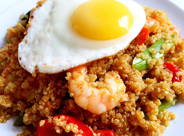 membuat nasi goreng telur sederhana