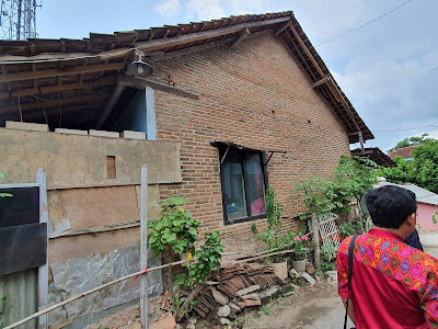 Brick gable wall without concrete frame