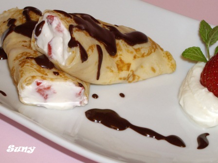 Crêpes con nata fresas y chocolate