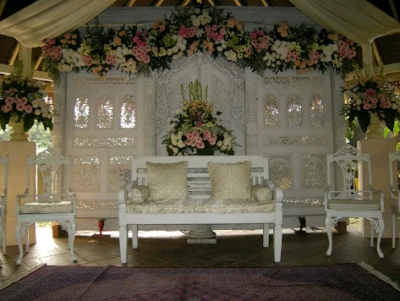 contoh dekorasi pernikahan modern bernuansa putih