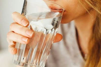 Efek Negatif Minum Air Putih Berlebihan