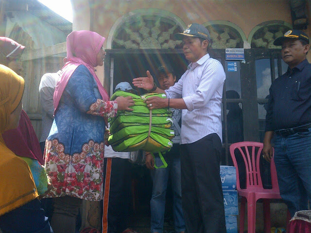 Wabup Serahkan Bantuan Korban Kebakaran Lolo Gedang