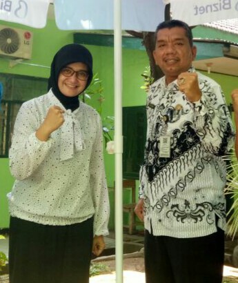 Atik Herawati bersama Kepala sekolah SMPN 4 Kota Mojokerto