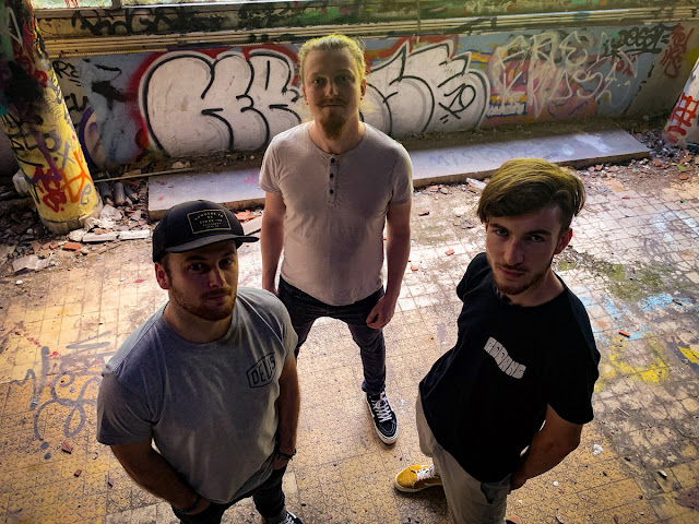 Thom, Guirec et Rémy forment avec Paddang, un turbulent trio rock qui a tout pour plaire.