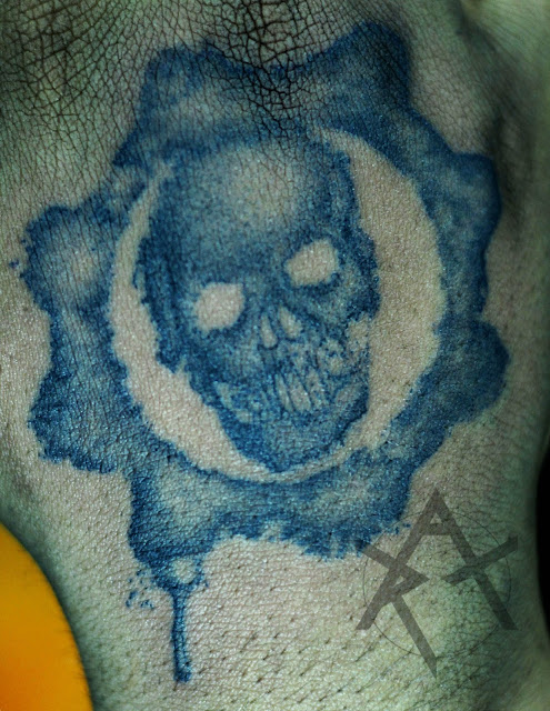 Símbolo de Gears of War black and grey tattoo