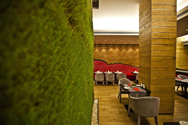 Picture of green wall with living grass in the Red Canape restairant