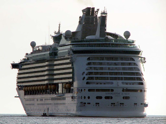 Pilotina sotto una nave da crociera fouri dal porto di Livorno