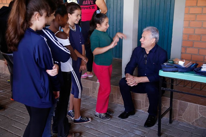 Marco Alba entrega Kit de material escolar para os alunos da Escola Municipal Antonio Aires de Almeida