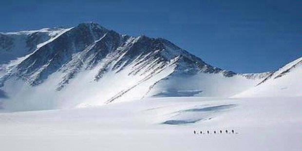 puncak Vinson Massif (4.897) di Antartika. 