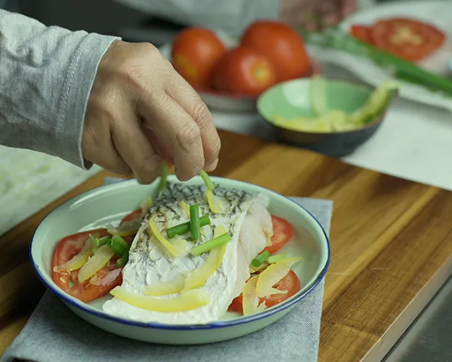 Add  spring onion to the fish