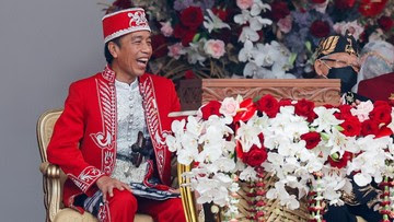 Cerita Tongkat Kapolri Beli di Pasar Senen Bikin Jokowi Tertawa