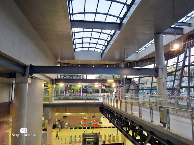 Vista ampla do átrio e pavimento superior da Estação Metrô Hospital São Paulo - Vila Clementino