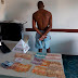 Rapaz é preso em Além Paraíba com R$ 5 mil escondidos na cueca